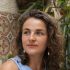 canaryscape_testimonials_retrato_de_braless_mujer_aire_libre_en_cafe